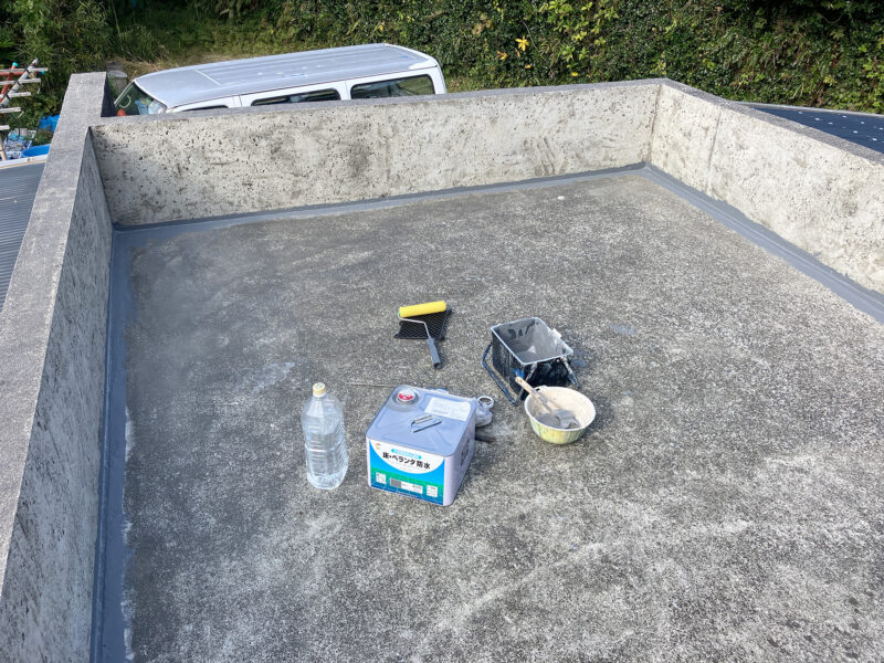 コンクリートの屋根の防水塗料を塗るところ