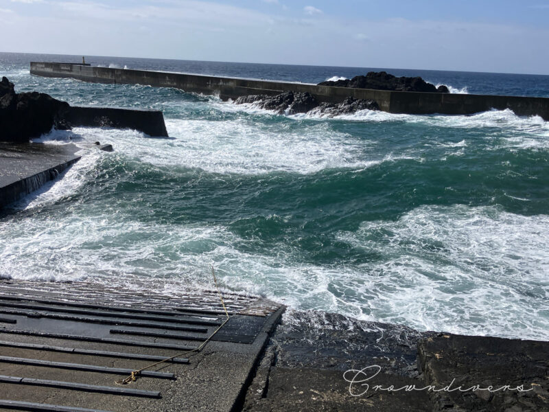 台風の余波で大荒れの八重根の湾内