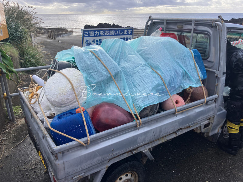 軽トラックに積まれた海から拾ってきたゴミ