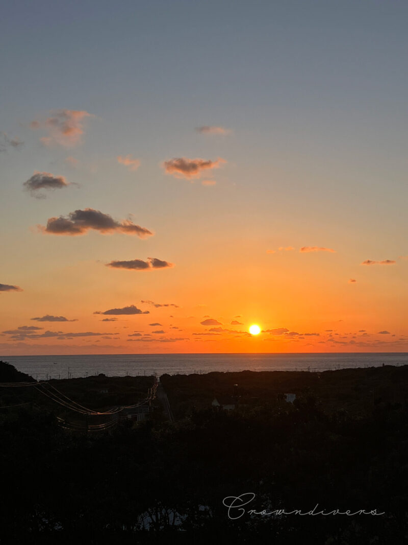 八重根の海の水平線に沈んでいく夕日