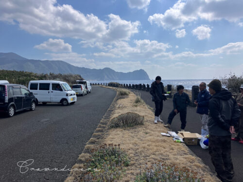 快晴の中で釣り場の道の伐採作業