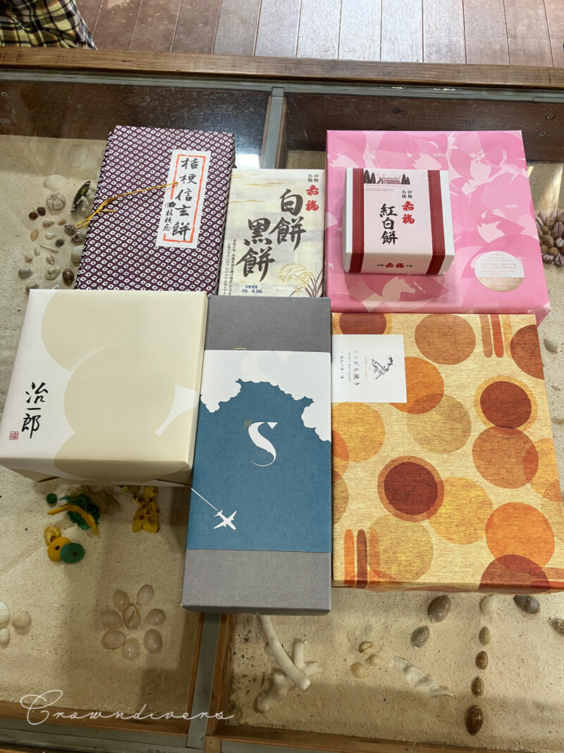 テーブルに広がる各地のお菓子のお土産