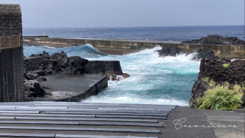 台風の余波で荒れる八重根の湾内