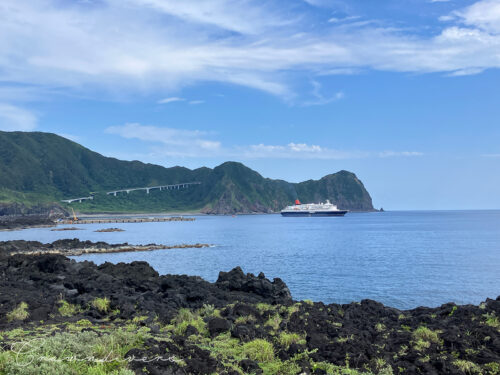 八丈島の八重根の沖に停泊いしているにっぽん丸