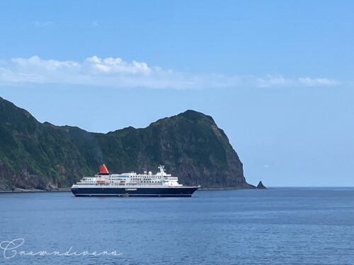 八丈島の八重根の沖に停泊いしているにっぽん丸