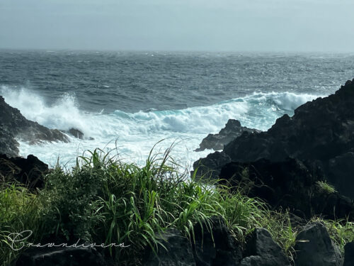 台風の影響で荒れているヤケンヶ浜の海辺