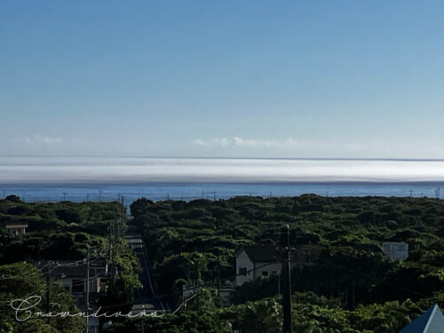 水面スレスレに雲のように白い霧が勝っている八重根の沖