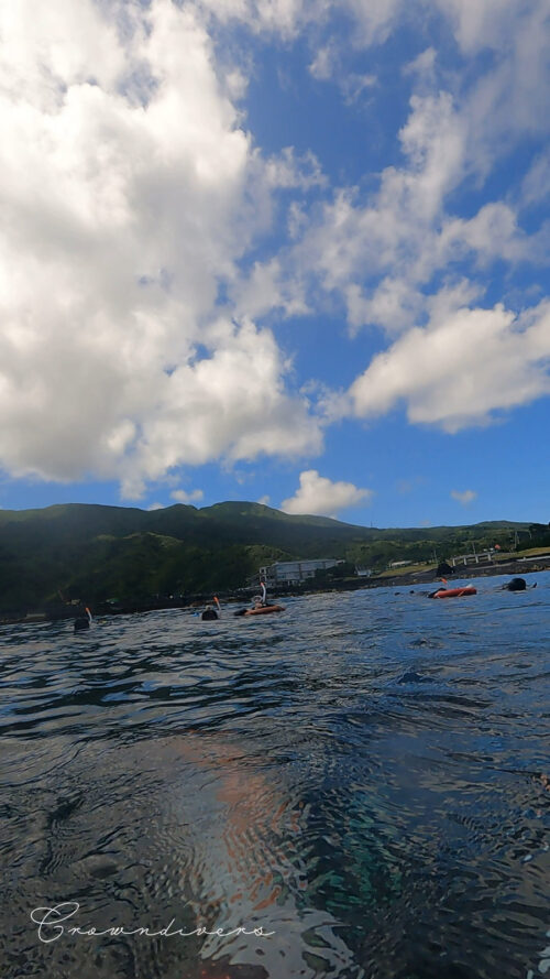 八丈島の底土海岸でスノーケリングする家族