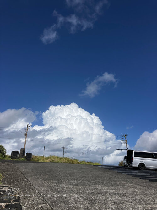 秋なのに入道雲の八丈島