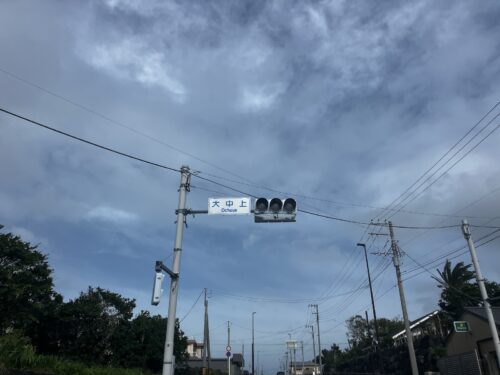 停電している信号機