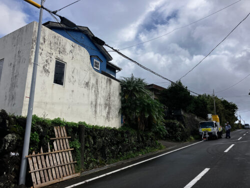 台風22号で折れた電柱を新しいものに立て直した