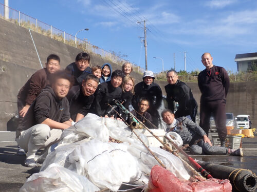 水中清掃をするダイバーたち